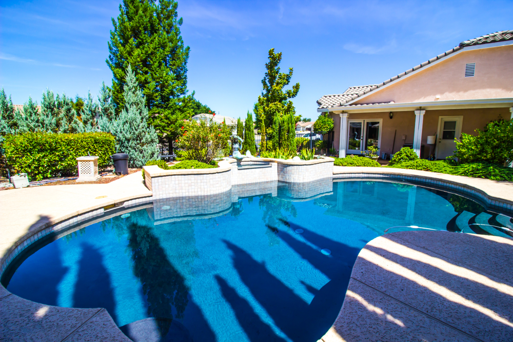 Fantastic,Side,Yard,Setting,With,Blue,Swimming,Pool